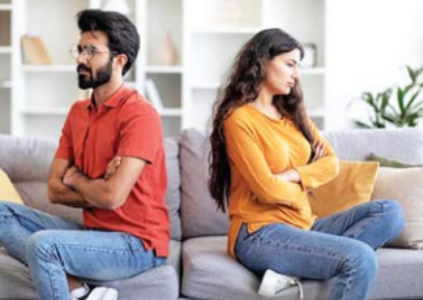 जास्त बाेलण्यामुळे नातेसंबंधात अंतर वाढू शकते